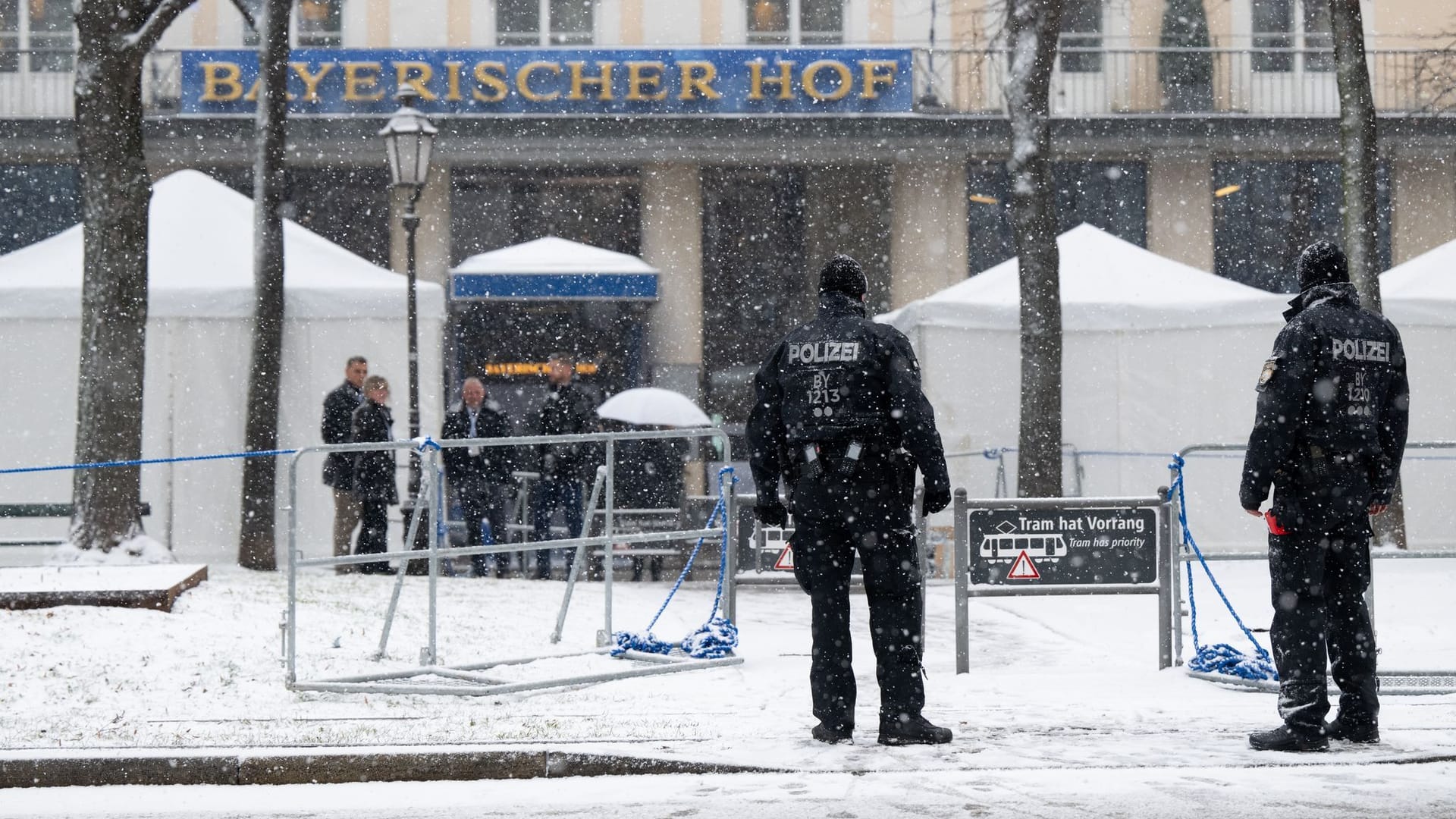 München: Polizisten stehen vor Beginn der Sicherheitskonferenz vor dem Hotel Bayerischer Hof.