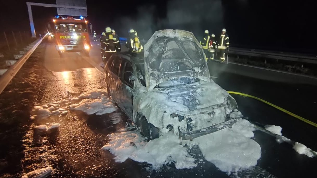 Das Auto wurde durch den Brand schwer beschädigt, vom Fahrer fehlt bislang jede Spur.