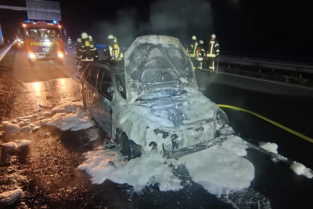 Das Auto wurde durch den Brand schwer beschädigt, vom Fahrer fehlt bislang jede Spur.