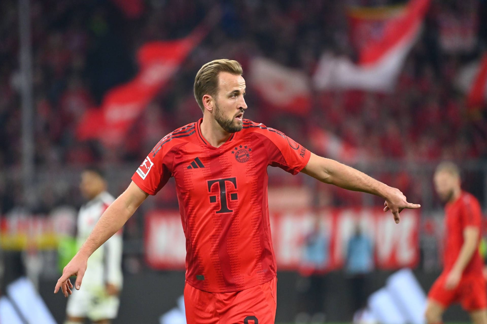 Harry Kane (ab 64.): Kam noch rein, obwohl er diese Woche teilweise angeschlagen pausierte und die Vorentscheidung bereits gefallen war. Trat nicht mehr entscheidend in Erscheinung. Musste er aber auch nicht. Hatte noch eine gute Schusschance in der Nachspielzeit. Kam zu spät für eine Bewertung. Ohne Note.