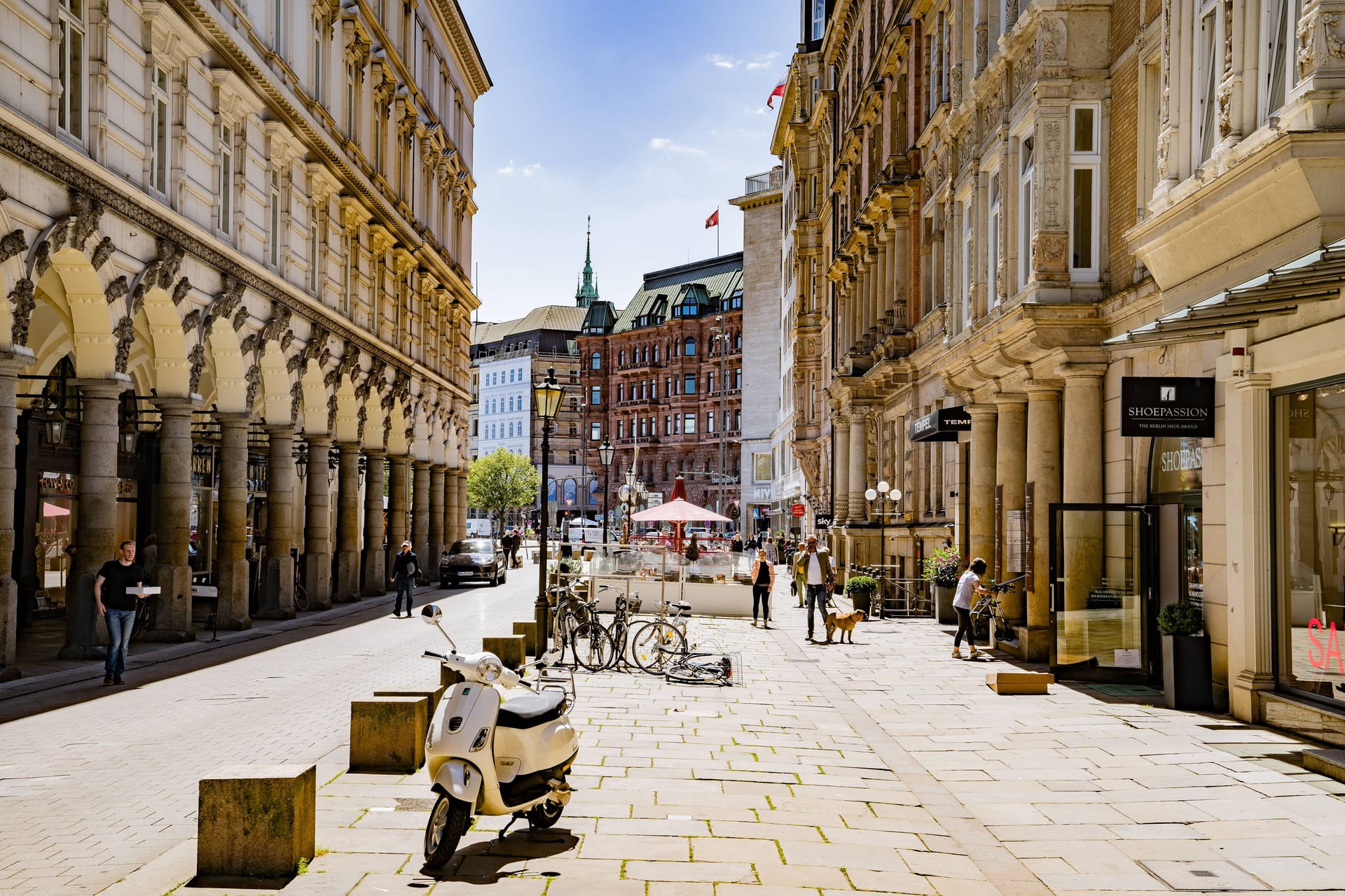 Blick in die Einkaufsstraße und Fußgängerzone Colonnaden: Dieter Becken investiert in der Hamburger Innenstadt.