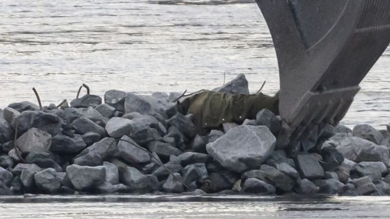 Eine Weltkriegsbombe liegt auf der Schaufel eines Baggers an der Dresdner Carolabrücke (Archivbild).