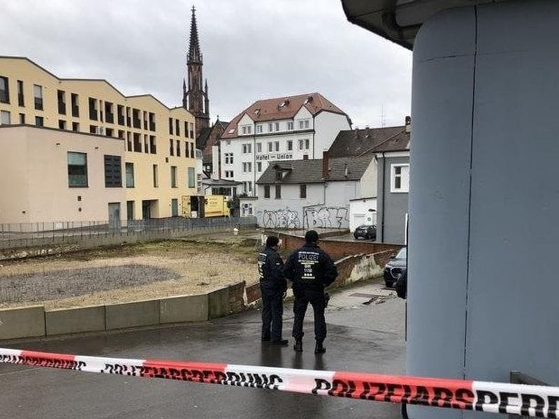 Ein Absperrband der Polizei am Tatort. Im Bahnhofsviertel wurde eine Frau aus dem Elsass auf offener Straße getötet.