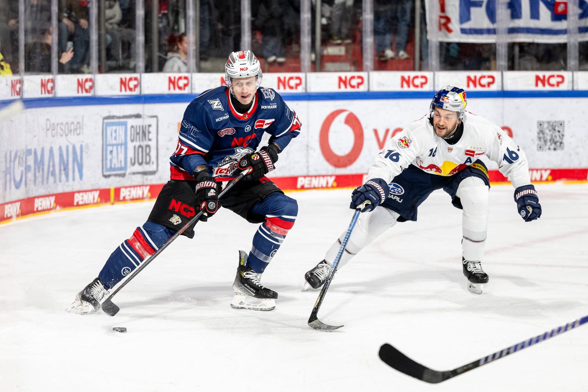 Konrad Abeltshauser (r.) gegen Nürnbergs Will Graber: Die vergangenen beiden Duell entschieden jeweils die Ice Tigers für sich.