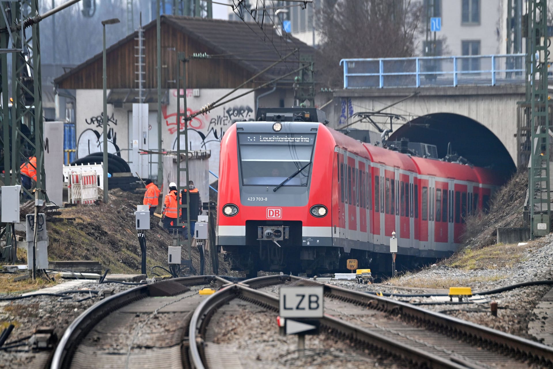 Eine S-Bahn fährt in den Ostbahnhof ein (Archivbild):