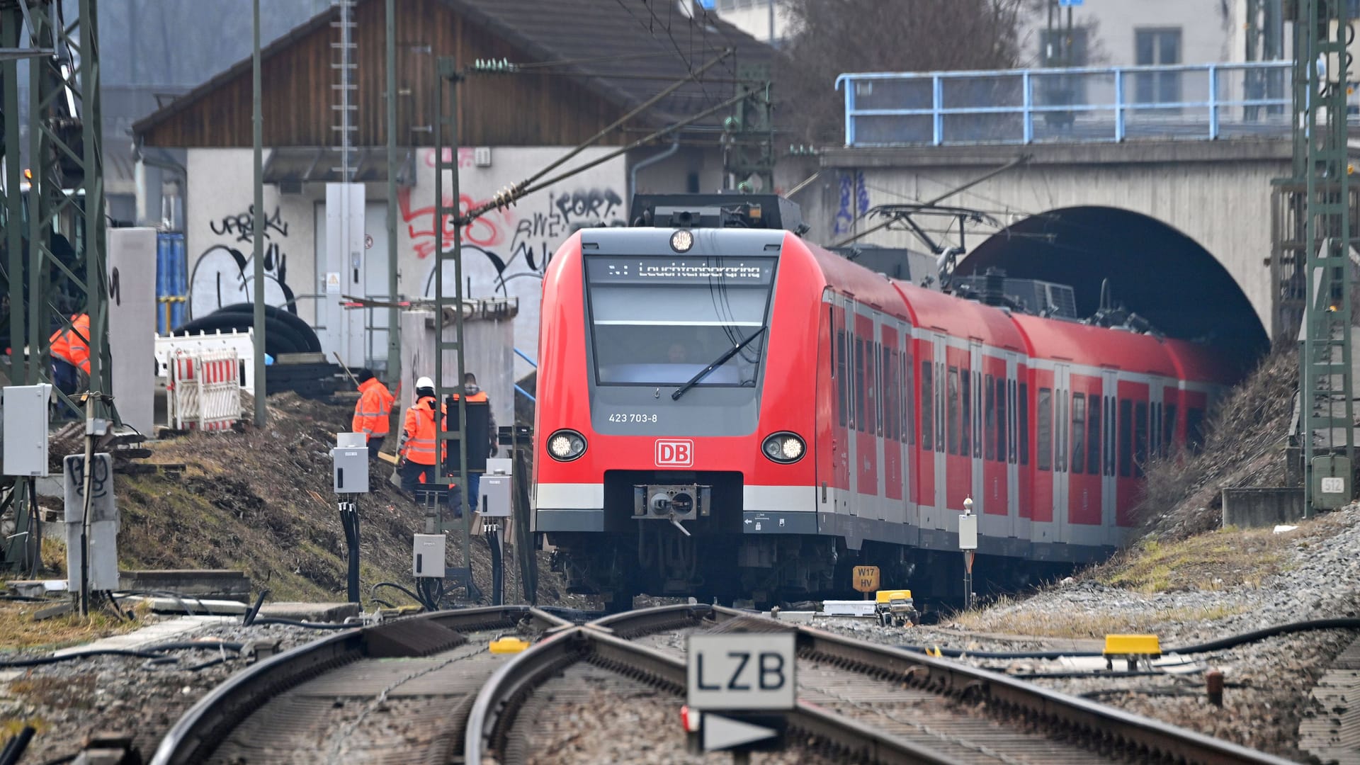 Eine S-Bahn fährt in den Ostbahnhof ein (Archivbild):