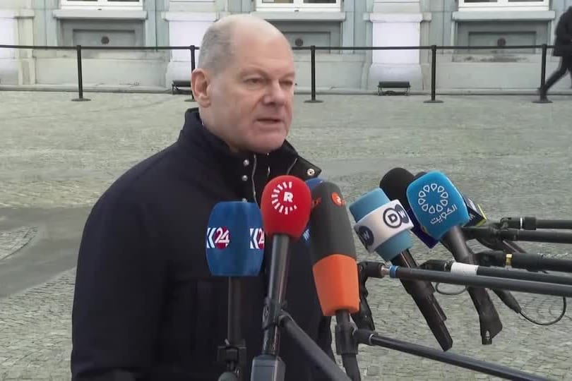 Olaf Scholz gibt in Brüssel ein Statement zu Donald Trumps Zollpolitik ab.