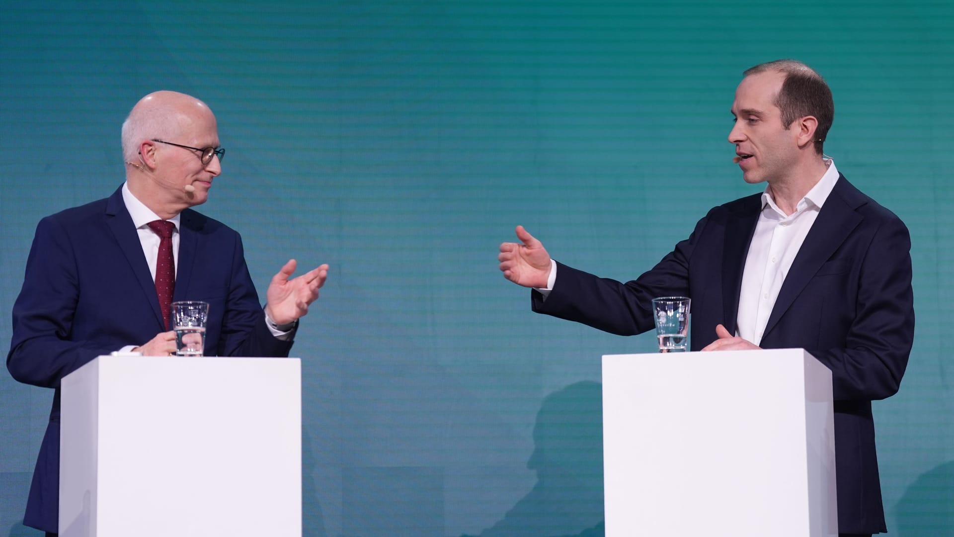 Bürgermeister Peter Tschentscher (l, SPD), und Herausforderer Dennis Thering im Rededuell bei einer Diskussionsrunde im Wahlkampf.