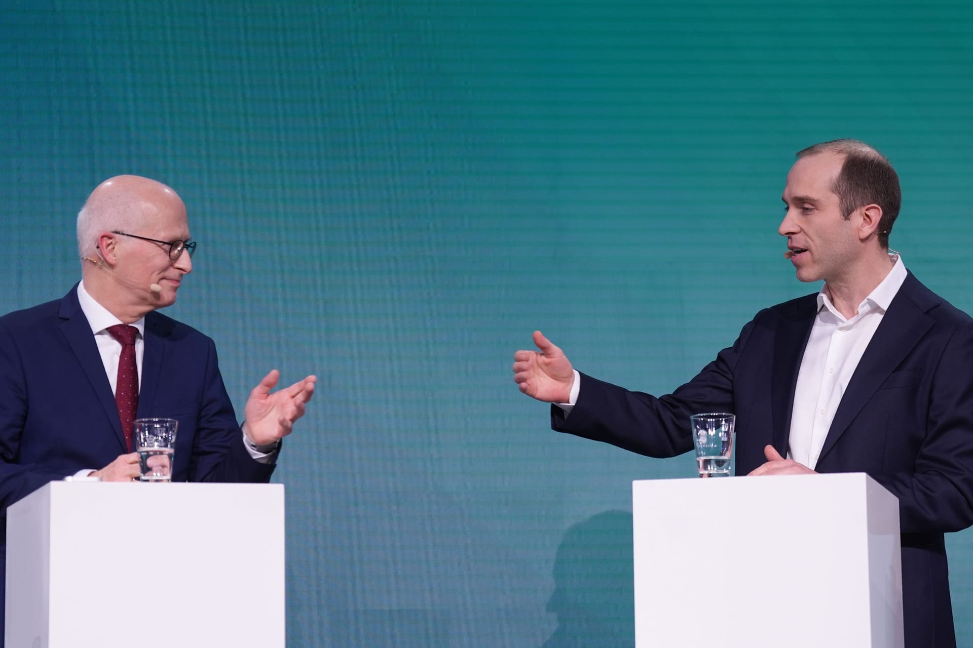 Bürgermeister Peter Tschentscher (l, SPD), und Herausforderer Dennis Thering im Rededuell bei einer Diskussionsrunde im Wahlkampf.