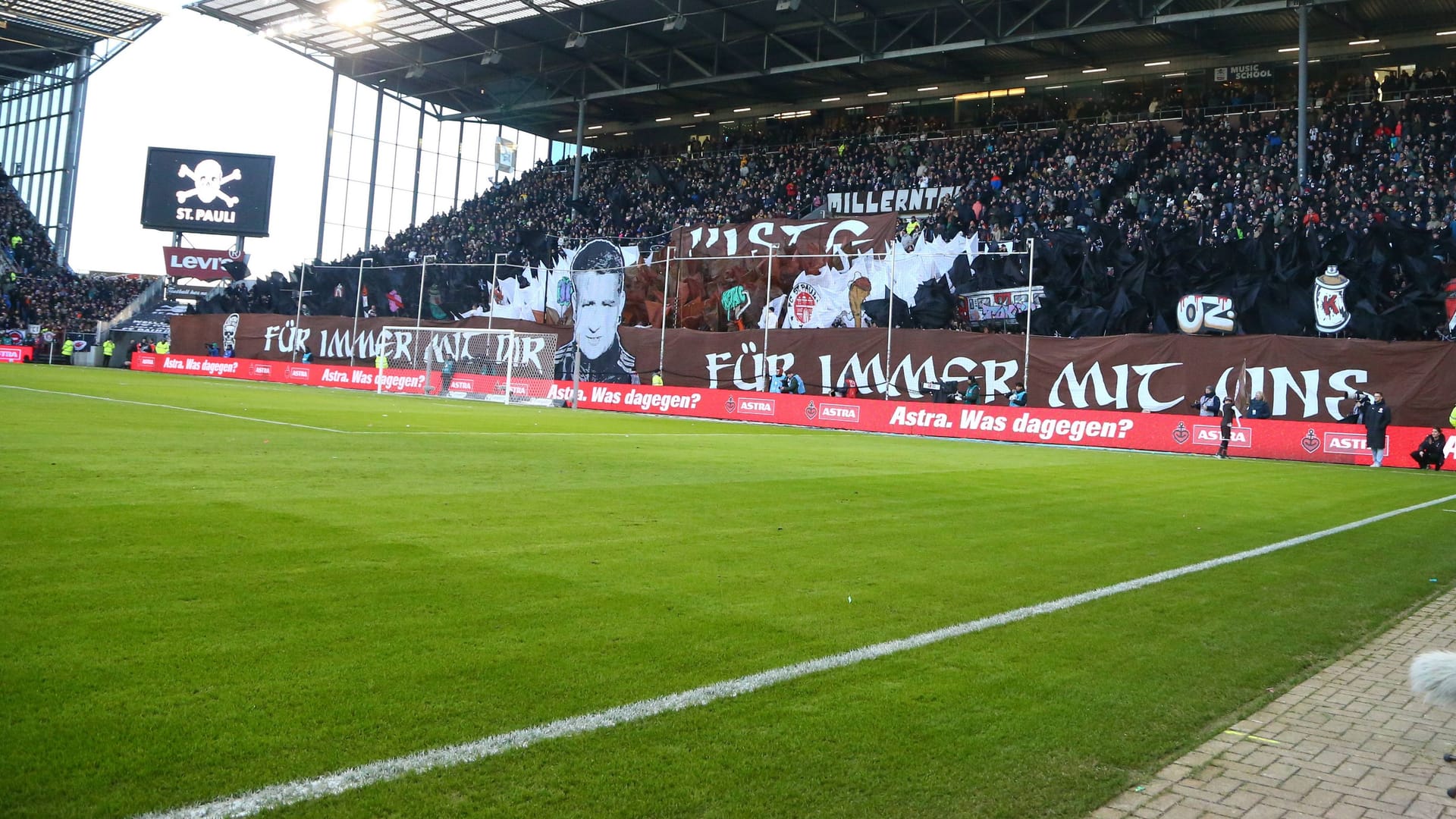 Ein Blick ins Millerntor: Die Stadionhymne "Herz von St. Pauli" beschäftigt die Fans.