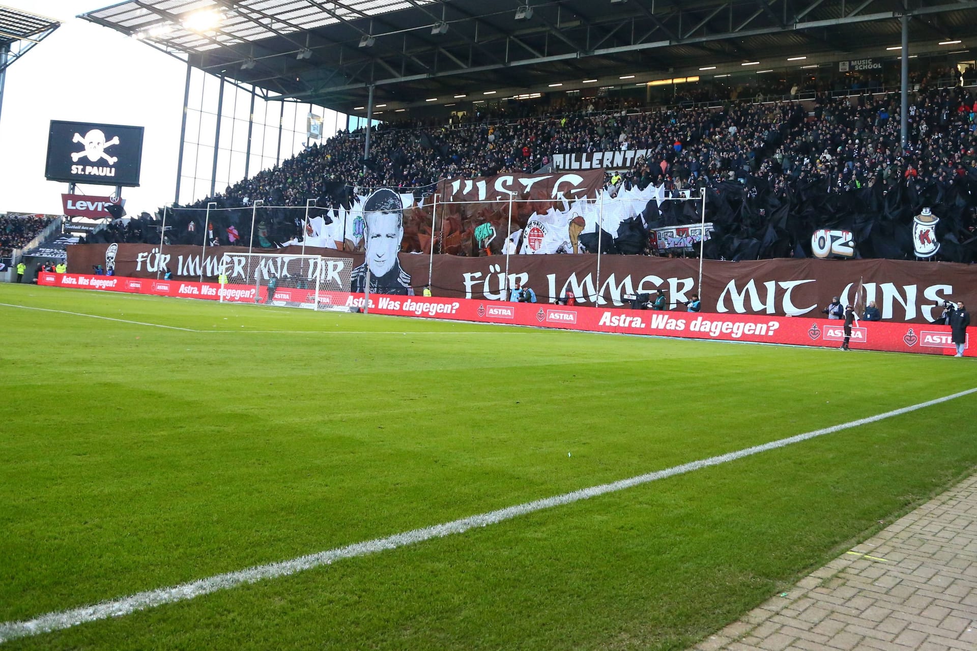 Ein Blick ins Millerntor: Die Stadionhymne "Herz von St. Pauli" beschäftigt die Fans.