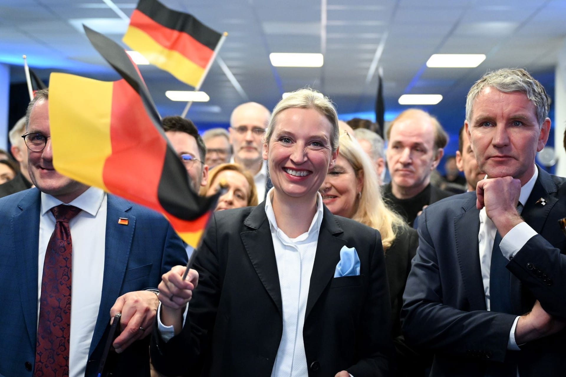 AfD-Chefin Alice Weidel feiert mit Björn Höcke, der gerichtsfest Faschist genannt werden darf.