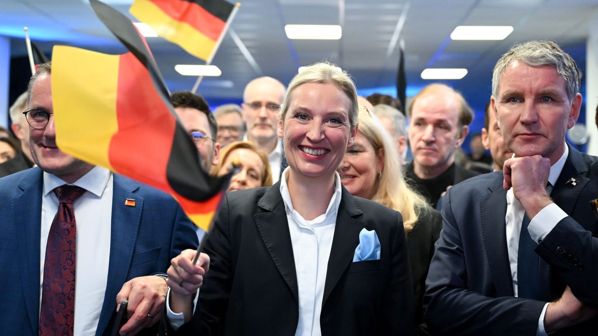 AfD-Chefin Alice Weidel feiert mit Björn Höcke, der gerichtsfest Faschist genannt werden darf.