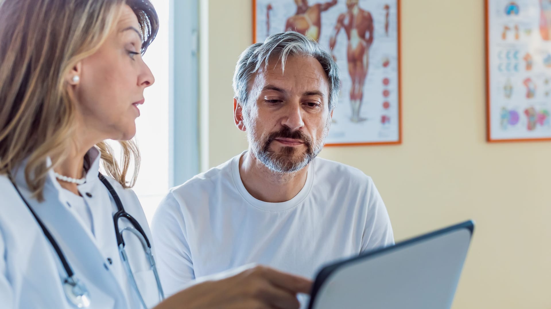 Ärztin und Patient im Gespräch