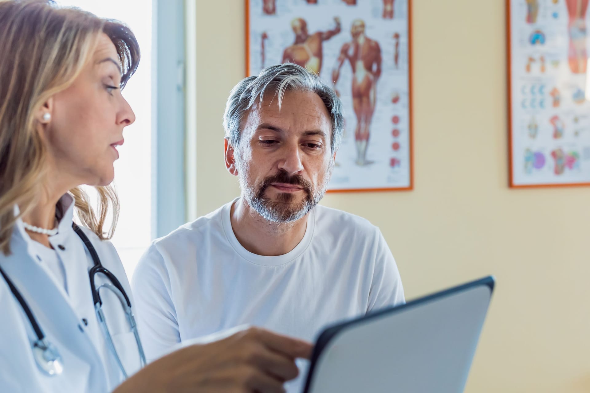 Ärztin und Patient im Gespräch