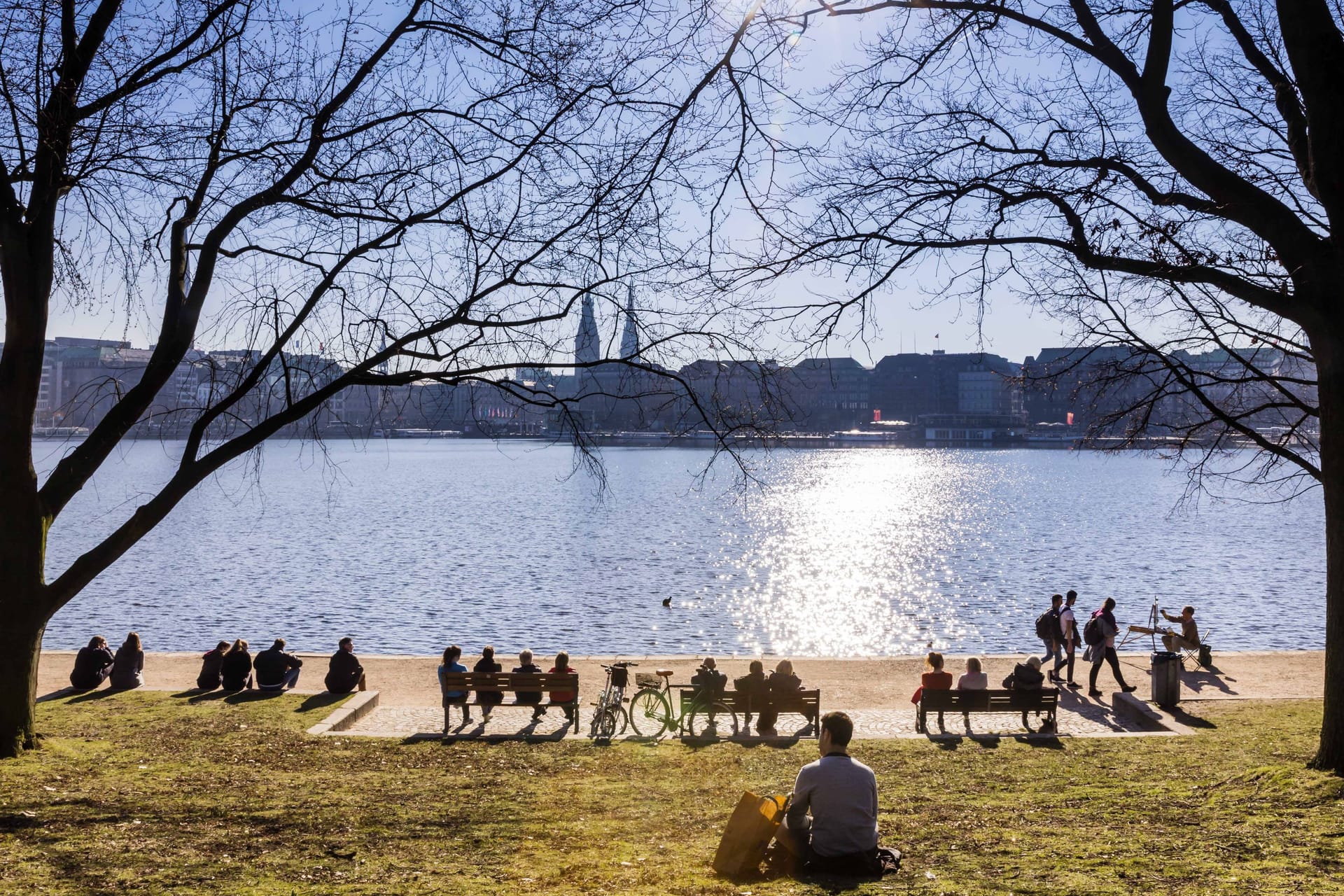 Sonnenhungrige genießen das Wetter an der Außenalster (Archivbild): In den nächsten Tagen können Hamburger viel Zeit draußen verbringen.