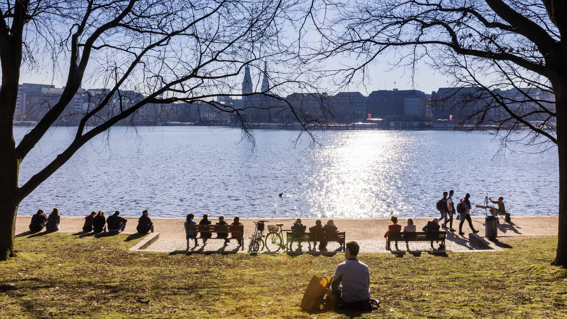 Sonnenhungrige genießen das Wetter an der Außenalster (Archivbild): In den nächsten Tagen können Hamburger viel Zeit draußen verbringen.