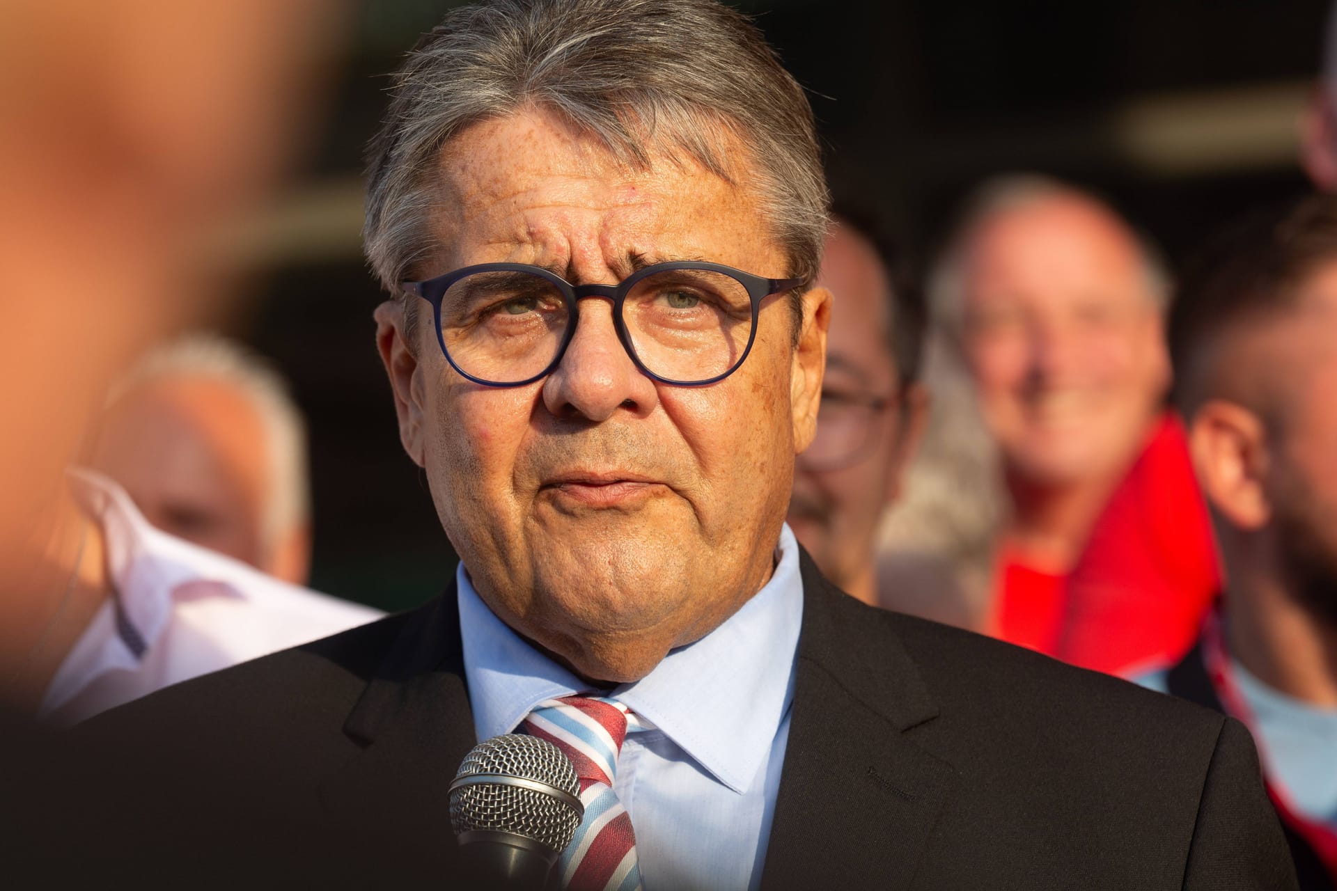 Sigmar Gabriel bei einem Streik von Stahlarbeitern am Duisburger Thyssenkrupp-Werk.