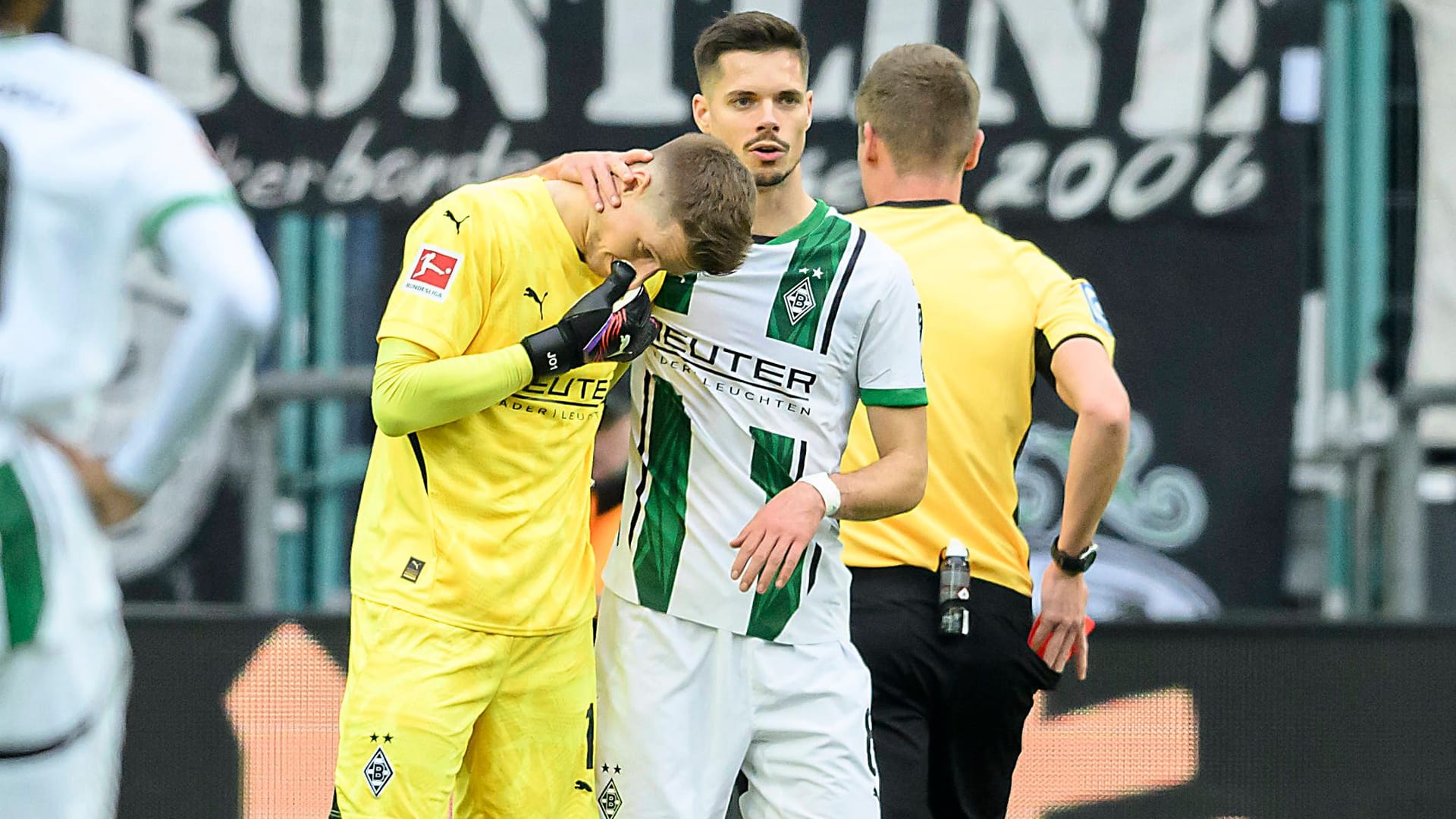 Jonas Omlin (l.) wurde nach der Roten Karte von Kapitän Julian Weigl getröstet.