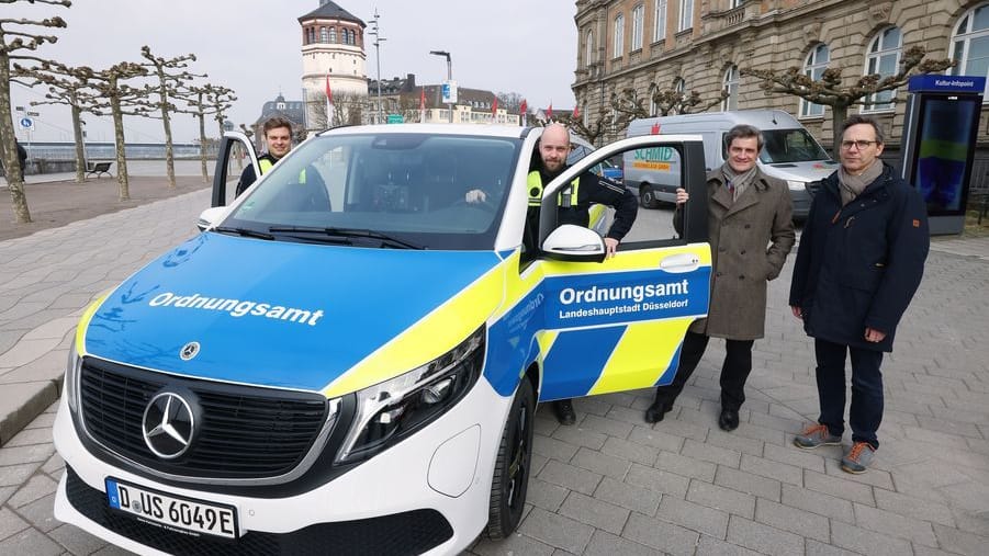 Ordnungsdezernent Christian Zaum, Ordnungsamtsleiter Dr. Sebastian Veelken und René Griesbach von der Abteilung Außendienste mit dem neuen Mercedes E-Van.