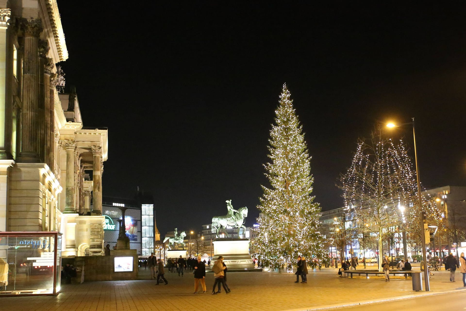 Weihnachtsbaum vor den Schlossarkaden (Archivbild): Die Weihnachtsbeleuchtung in der Innenstadt wird finanziell gefördert.