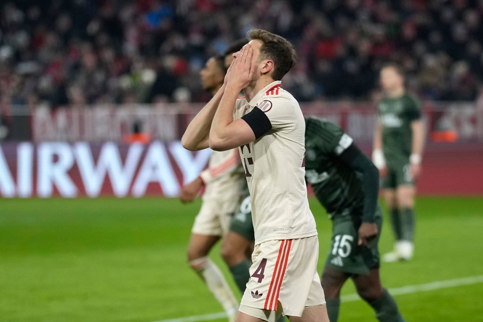 Der FC Bayern zittert sich im Playoff-Rückspiel mit einem Treffer in der Nachspielzeit zu einem glücklichen 1:1 und steht nach dem 2:1-Sieg im Hinspiel in Glasgow damit im Achtelfinale der Champions League. Die Münchner enttäuschen dabei aber erneut auf ganzer Linie. Das spiegelt sich auch in den t-online-Noten wider. Die Einzelkritik: