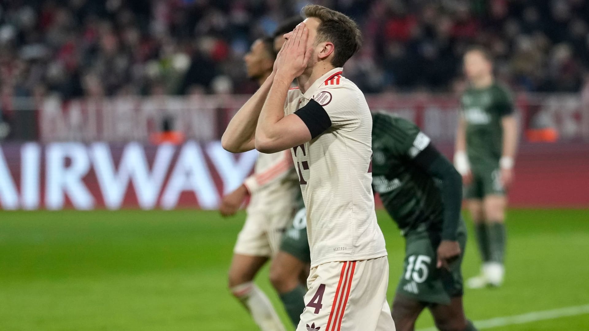 Der FC Bayern zittert sich im Playoff-Rückspiel mit einem Treffer in der Nachspielzeit zu einem glücklichen 1:1 und steht nach dem 2:1-Sieg im Hinspiel in Glasgow damit im Achtelfinale der Champions League. Die Münchner enttäuschen dabei aber erneut auf ganzer Linie. Das spiegelt sich auch in den t-online-Noten wider. Die Einzelkritik: