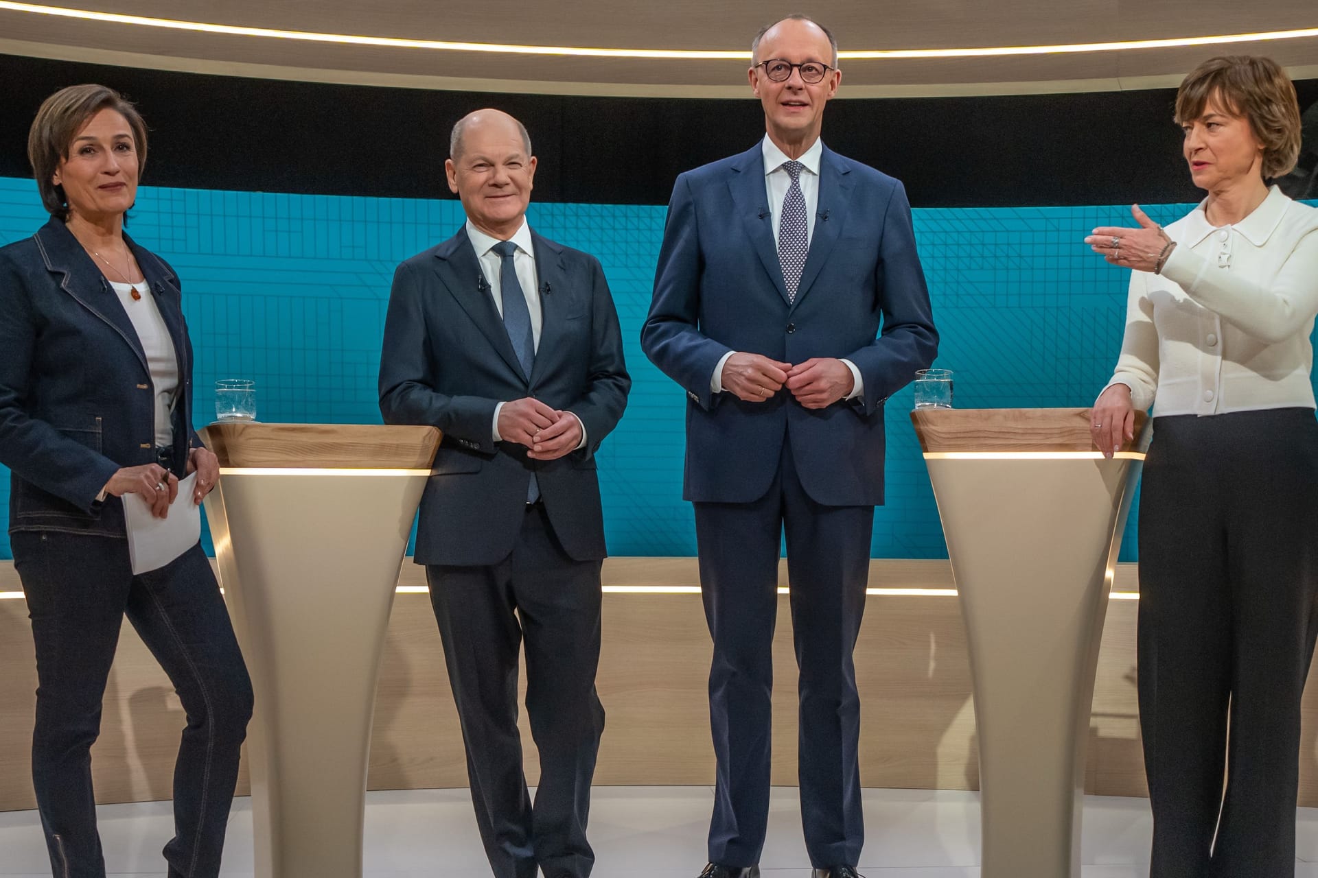 Sandra Maischberger, Olaf Scholz, Friedrich Merz und Maybrit Illner: Die Reaktionen auf das TV-Duell der Kanzlerkandidaten fielen unterschiedlich aus.