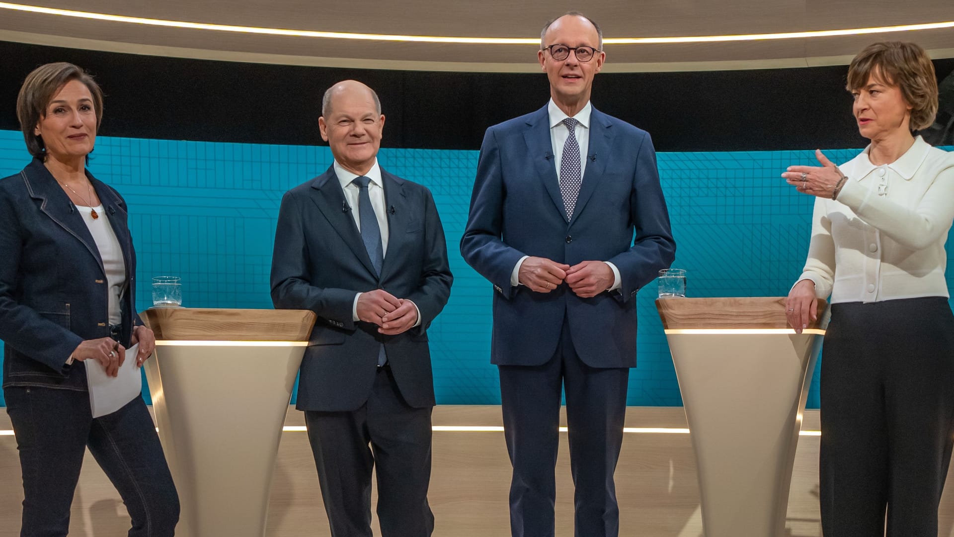 Sandra Maischberger, Olaf Scholz, Friedrich Merz und Maybrit Illner: Die Reaktionen auf das TV-Duell der Kanzlerkandidaten fielen unterschiedlich aus.