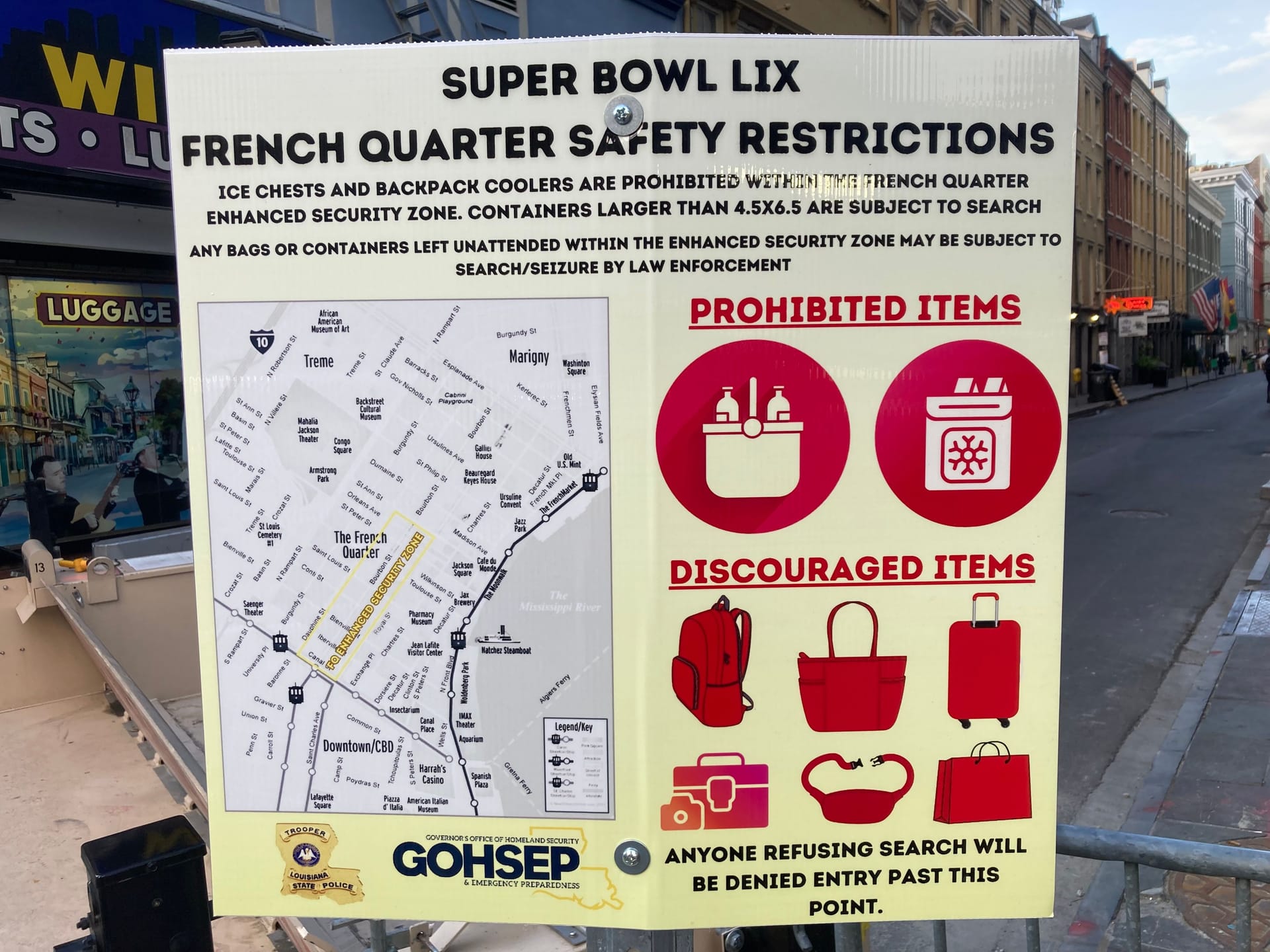 Ausführlichste Anweisungen: Schild mit Sicherheitshinweisen am Eingang zum French Quarter.