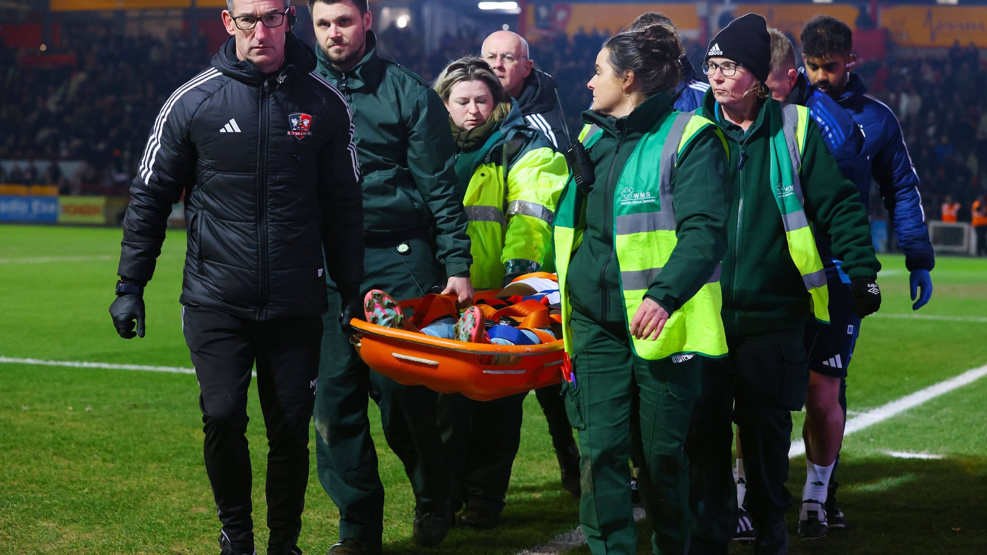 Taiwo Awoniyi: Er musste mit einer Trage vom Platz.