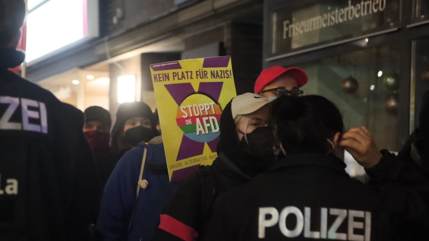 Vor dem Lokal, in dem der österreichische Rechtsextremist Martin Sellner in Berlin eine Lesung gehalten hat, gab es Proteste.