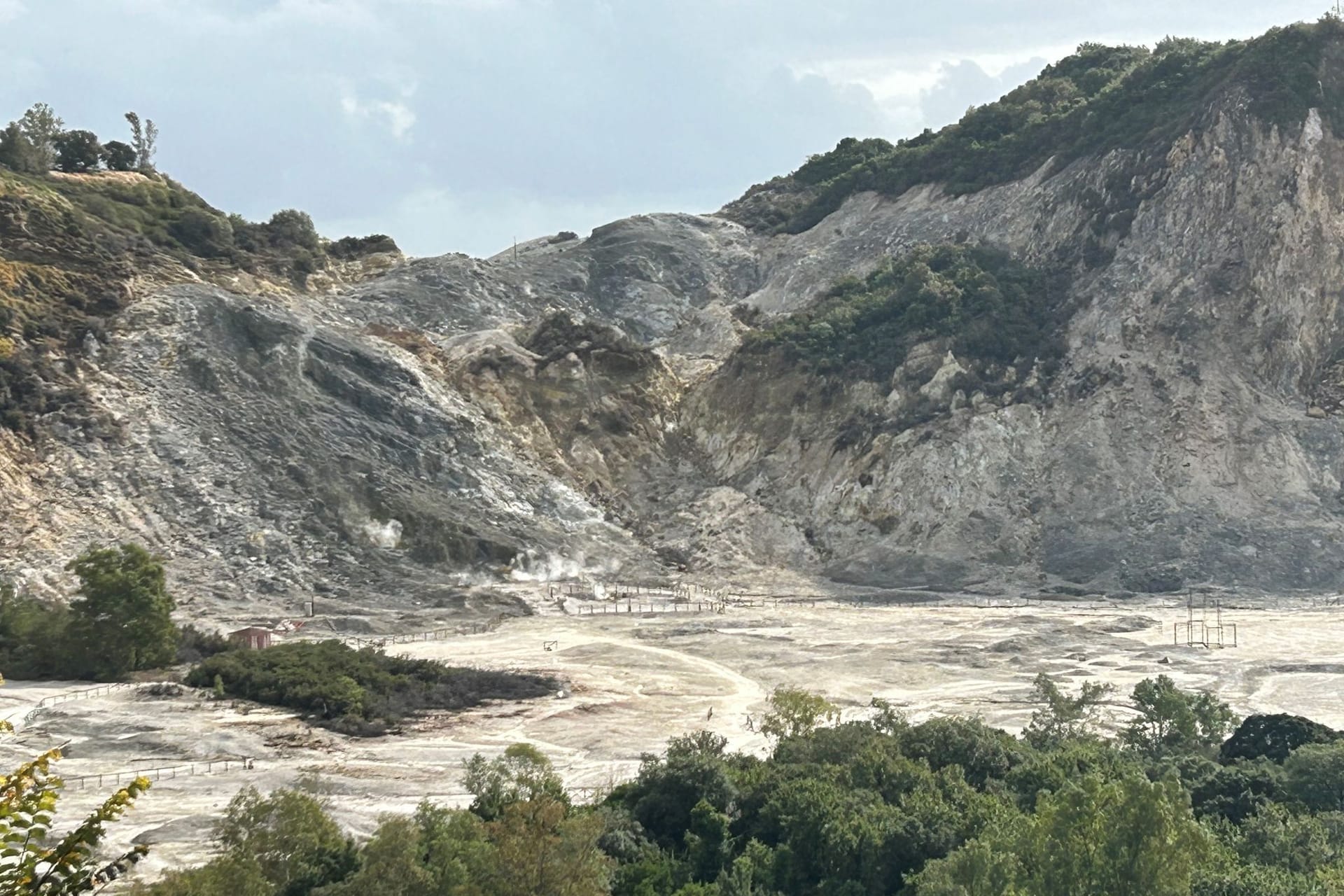 Das Vulkanfeld Solfatara in der Kleinstadt Pozzuoli im Westen der italienischen Millionenmetropole Neapel (Archivbild): Das Gebiet gehört zum Supervulkan der Phlegräischen Felder.