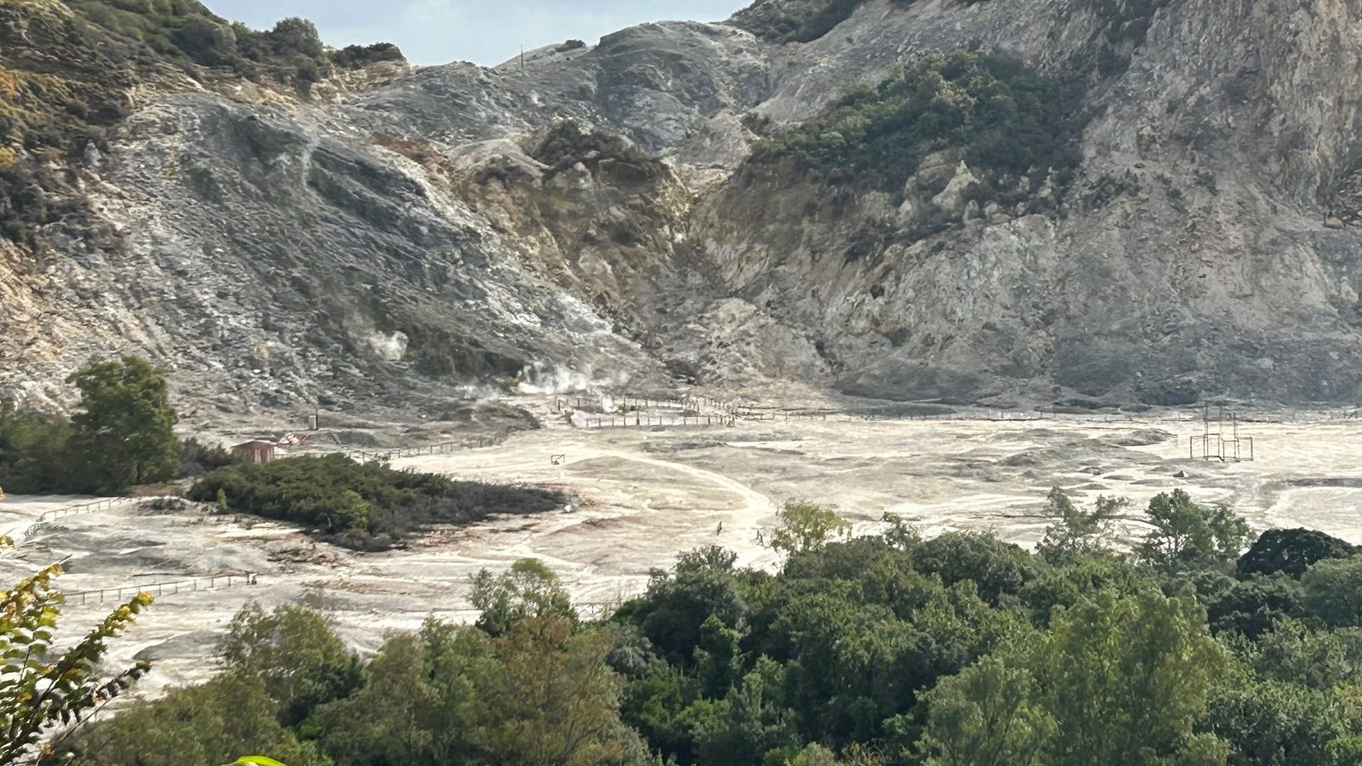 Das Vulkanfeld Solfatara in der Kleinstadt Pozzuoli im Westen der italienischen Millionenmetropole Neapel (Archivbild): Das Gebiet gehört zum Supervulkan der Phlegräischen Felder.