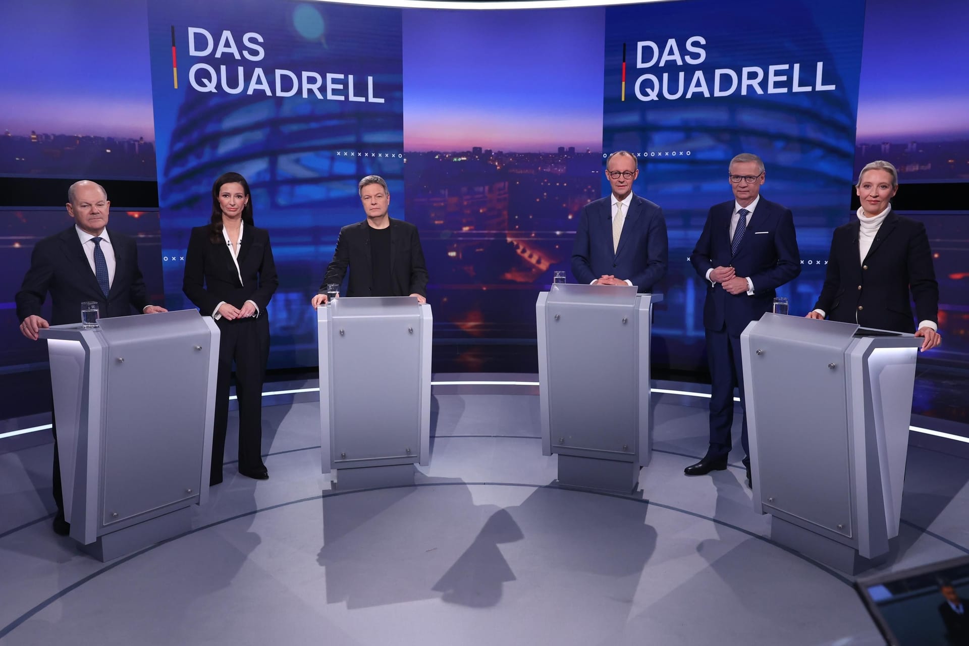 Bundeskanzler Olaf Scholz (SPD), Moderatorin Pinar Atalay, Vizekanzler Robert Habeck (Bündnis 90/die Grünen), Kanzlerkandidat Friedrich Merz (CDU), Moderator Günther Jauch, Kanzlerkandidatin Alice Weidel (AfD).