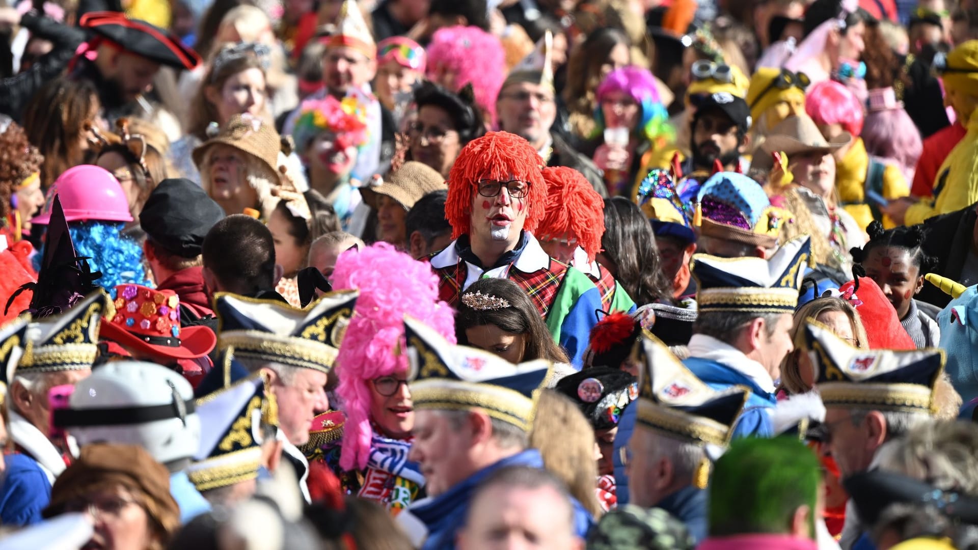 Weiberfastnacht im Rheinland - Beginn des Straßenkarnevals