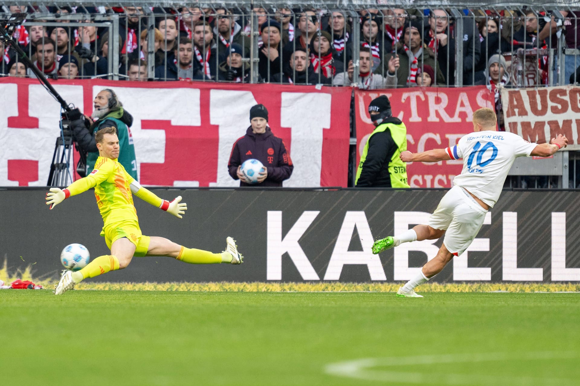 Manuel Neuer: Bei Kiels Großchance war er schon geschlagen – Kim rettete für ihn auf der Linie (26.). Ansonsten bekam er lange nicht viel zu tun, am Ende aber trotzdem insgesamt drei Gegentore. Viel machen konnte er dabei nicht. Note 3