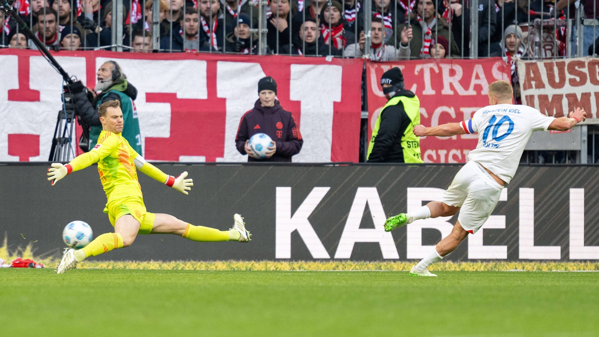 Manuel Neuer: Bei Kiels Großchance war er schon geschlagen – Kim rettete für ihn auf der Linie (26.). Ansonsten bekam er lange nicht viel zu tun, am Ende aber trotzdem insgesamt drei Gegentore. Viel machen konnte er dabei nicht. Note 3