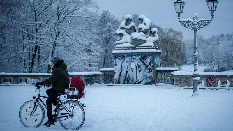 Ein Radfahrer fährt am Morgen durch den Schnee: Es bleibt kalt und weiß in der Hauptstadt.