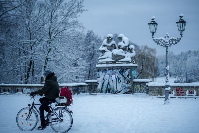 Ein Radfahrer fährt am Morgen durch den Schnee: Es bleibt kalt und weiß in der Hauptstadt.