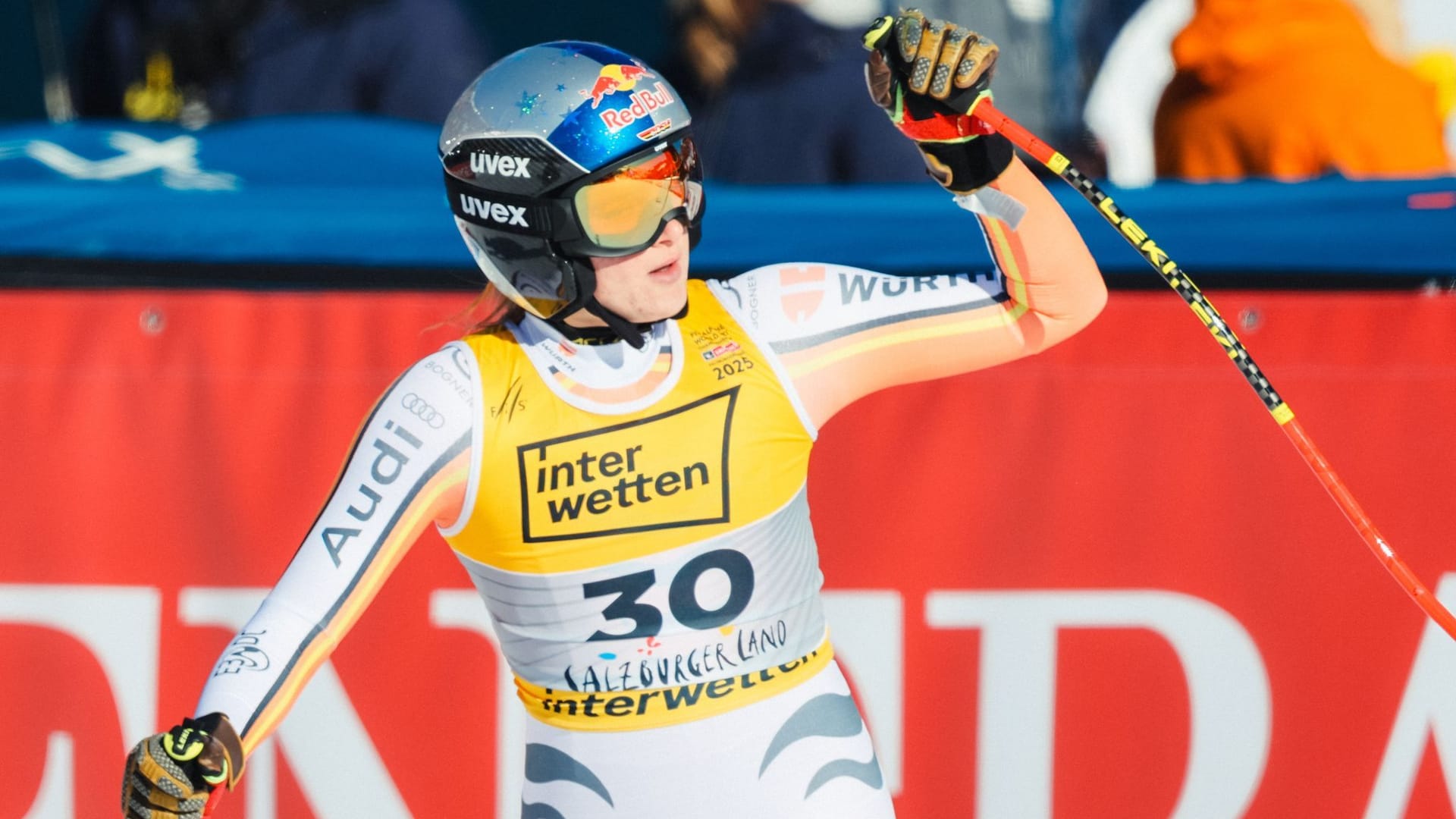 Starke Vorstellung: Emma Aicher nach der Abfahrt in Saalbach.