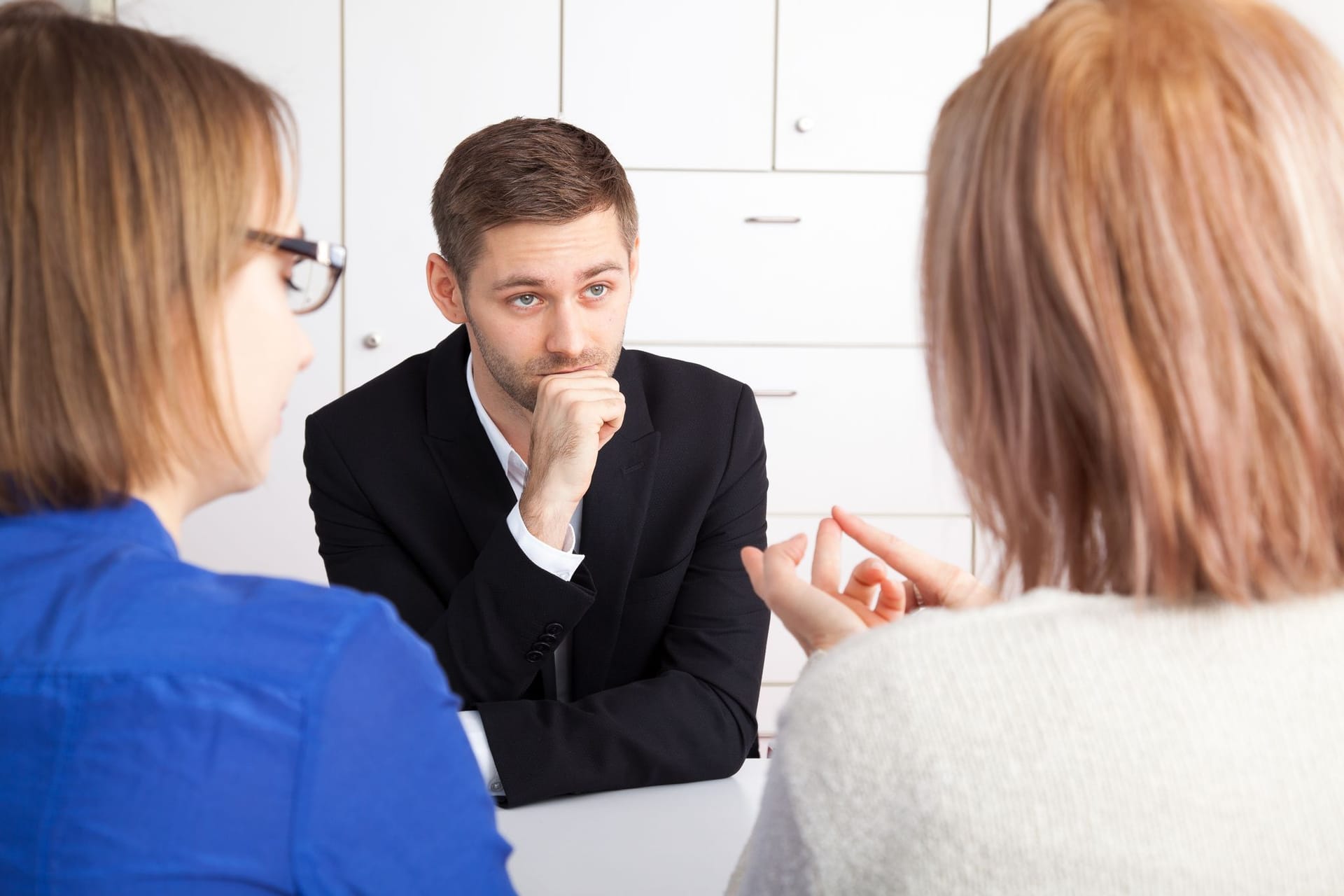 Junger Mann beim Mitarbeitergespräch