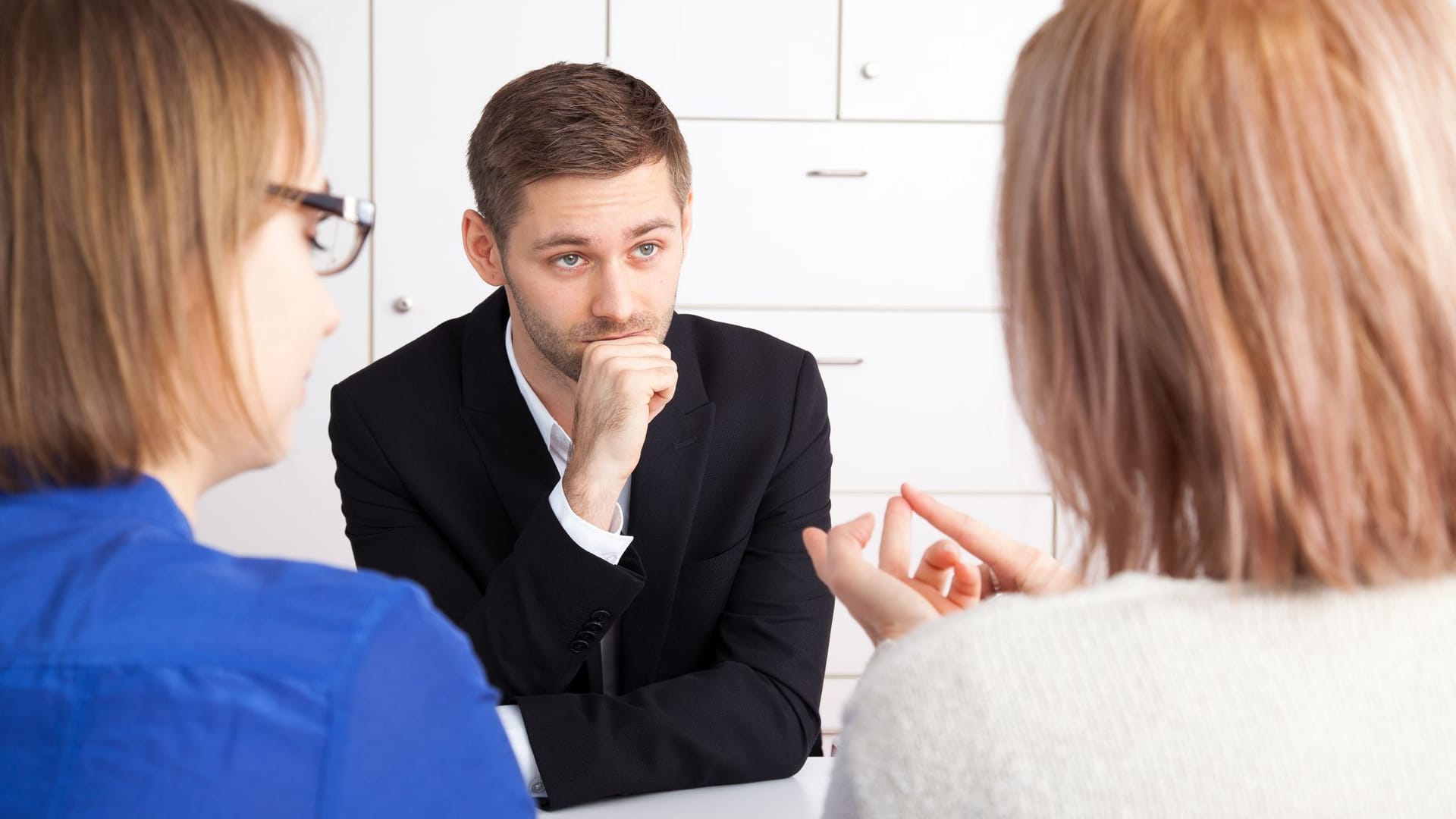 Junger Mann beim Mitarbeitergespräch