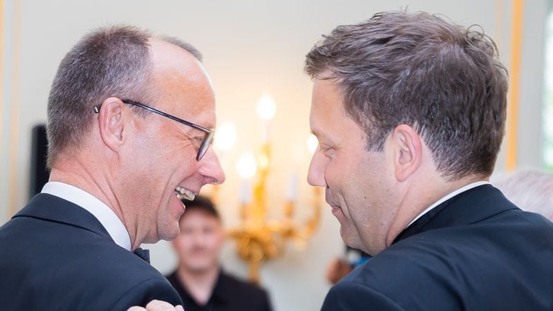 Friedrich Merz (l), CDU-Bundesvorsitzender, und Lars Klingbeil, SPD-Bundesvorsitzender: Die Sondierungsgespräche zwischen Union und SPD beginnen.