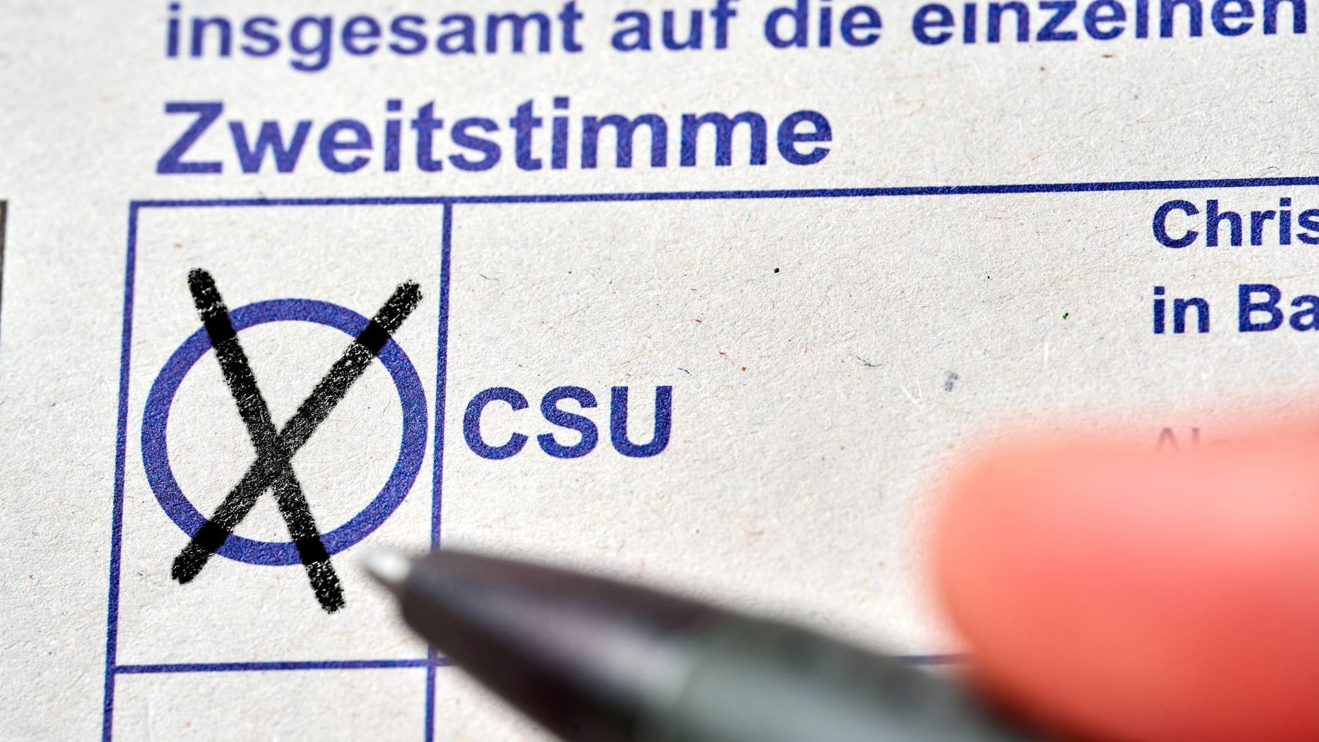 Ein Wähler setzt sein Kreuz bei der CSU (Archivbild):