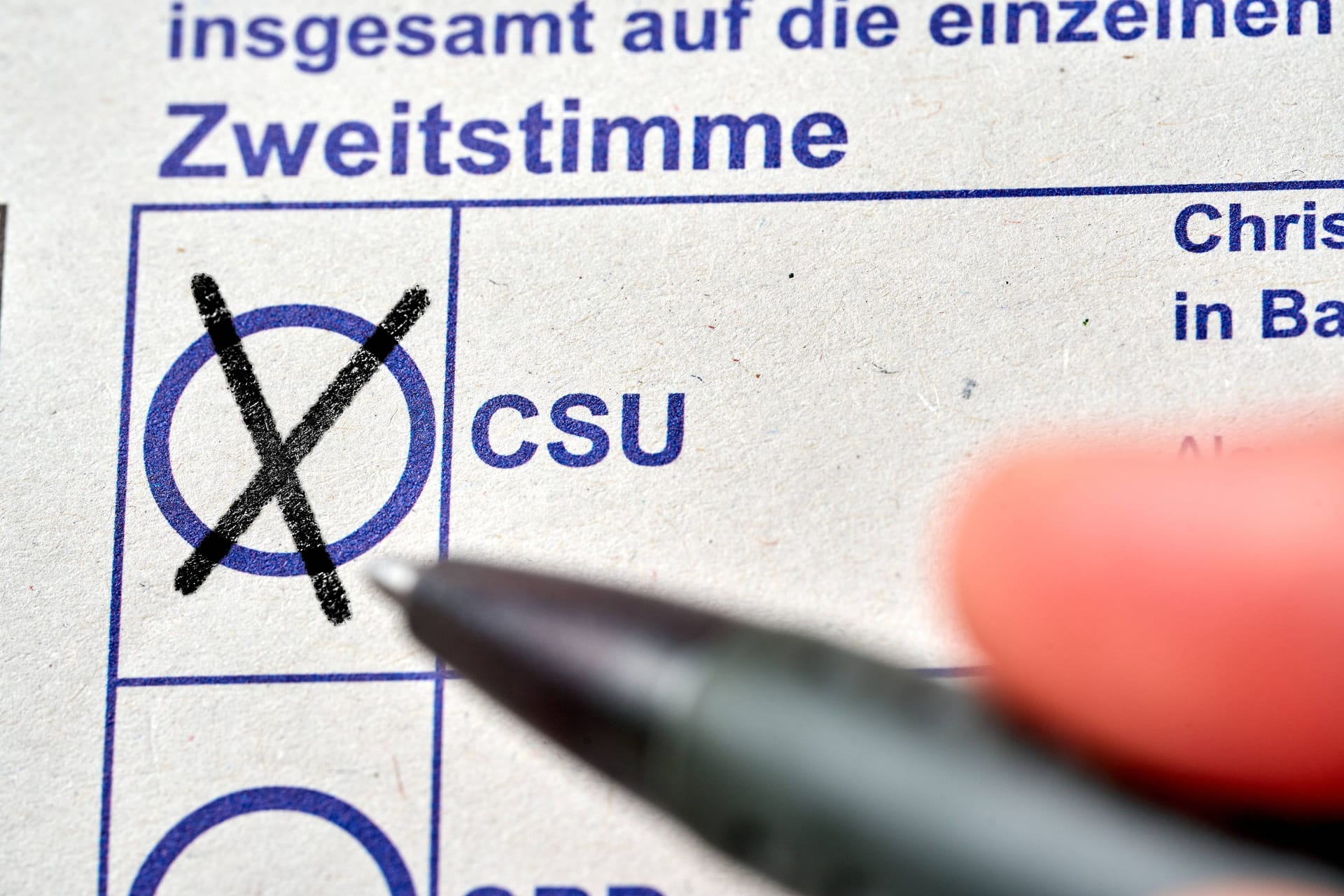 Ein Wähler setzt sein Kreuz bei der CSU (Archivbild):