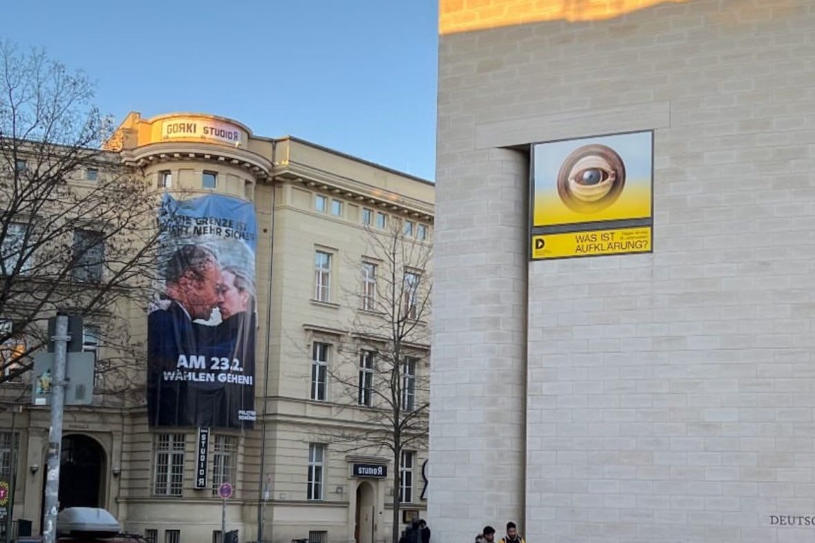 Banner am Gorki-Theater in Berlin: "Die Grenze ist nicht mehr sicher!" steht darauf geschrieben.