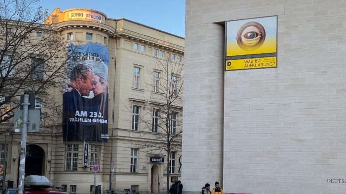 Banner am Gorki-Theater in Berlin: "Die Grenze ist nicht mehr sicher!" steht darauf geschrieben.