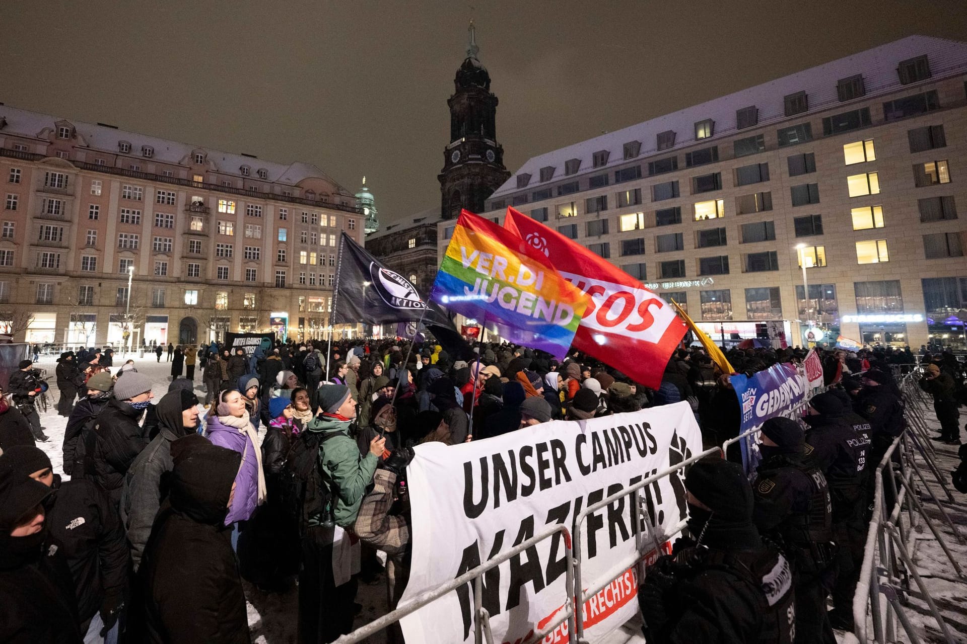 Zahlreiche Gegendemonstranten hatten auf dem Altmarkt ausgeharrt, um gegen die AfD zu protestieren – doch die kam nicht.