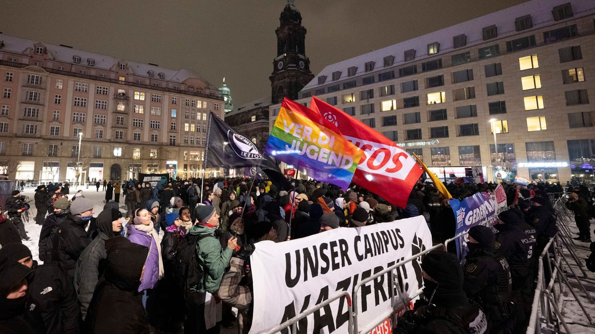 Zahlreiche Gegendemonstranten hatten auf dem Altmarkt ausgeharrt, um gegen die AfD zu protestieren – doch die kam nicht.